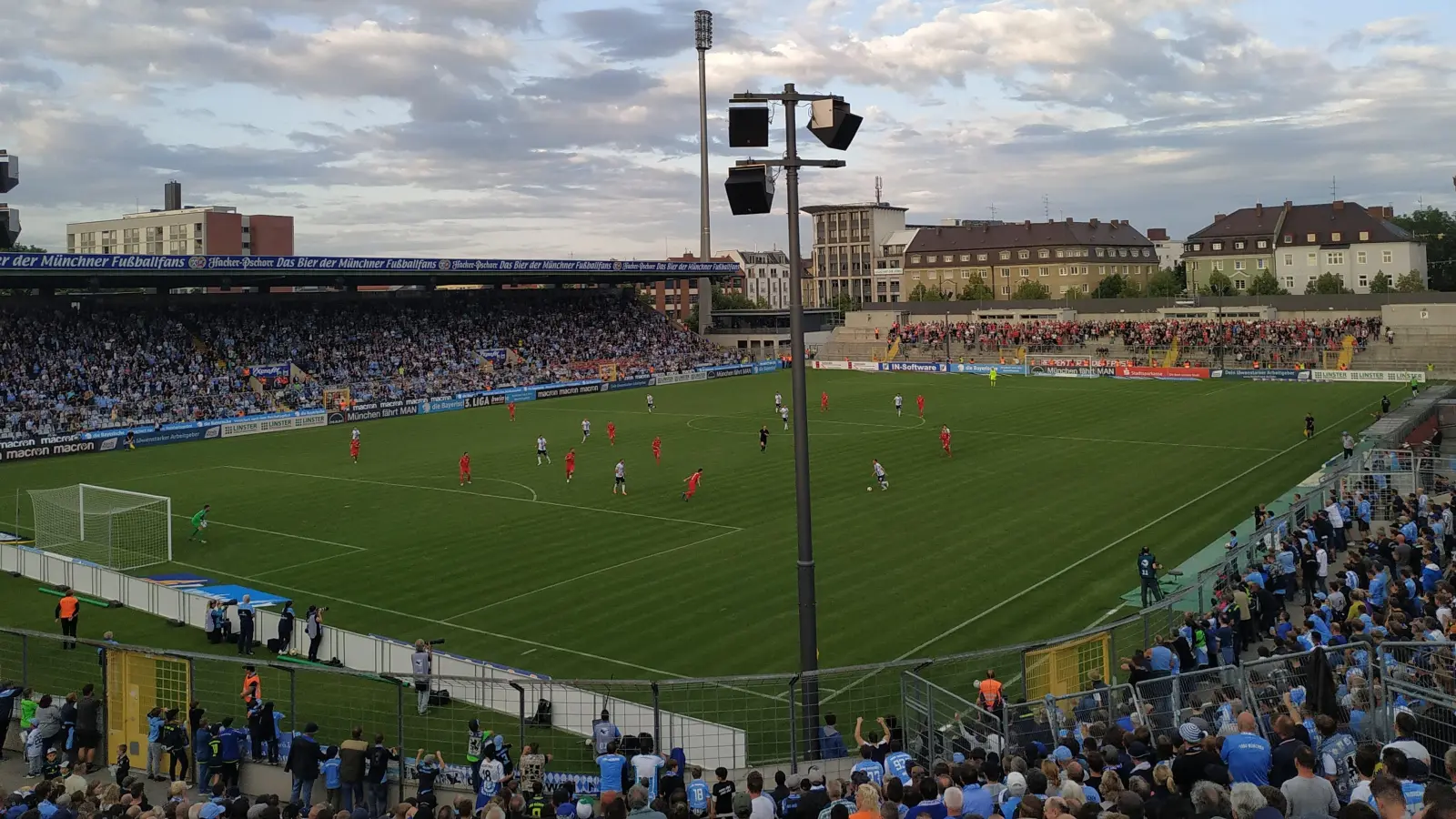 Offiziell Zweitligatauglich: Das "Sechzger Stadion" in Giesing.  (Foto: Stefan Dohl)