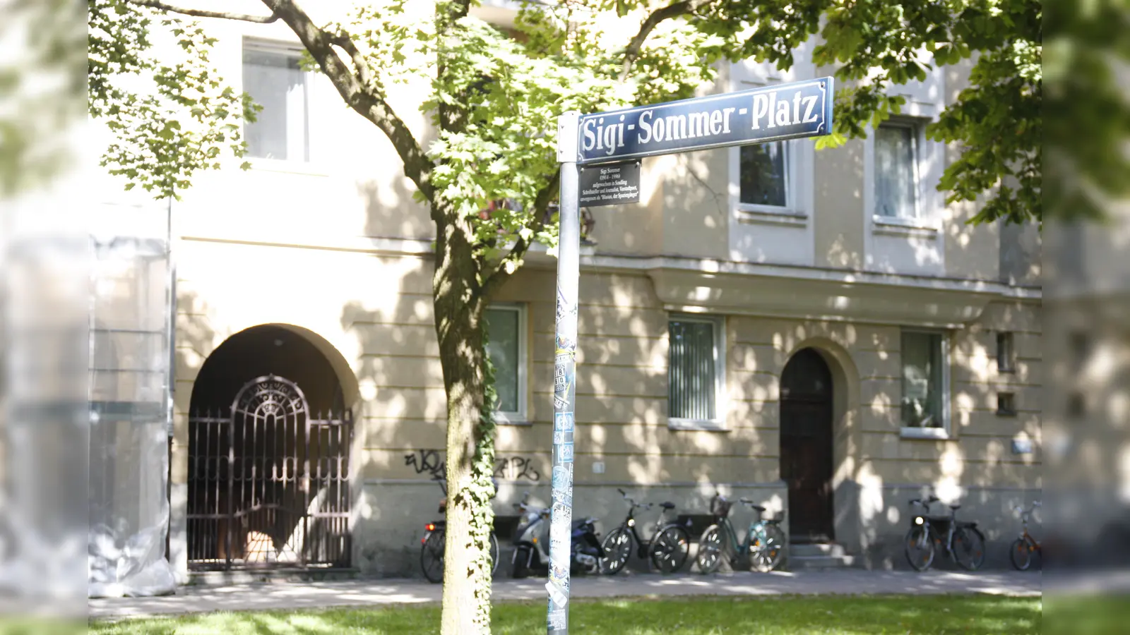 Der kleine Platz vor dem Wohnhaus, in dem Sigi Sommer aufwuchs, ist seit 2009 nach ihm benannt. (Foto: job)
