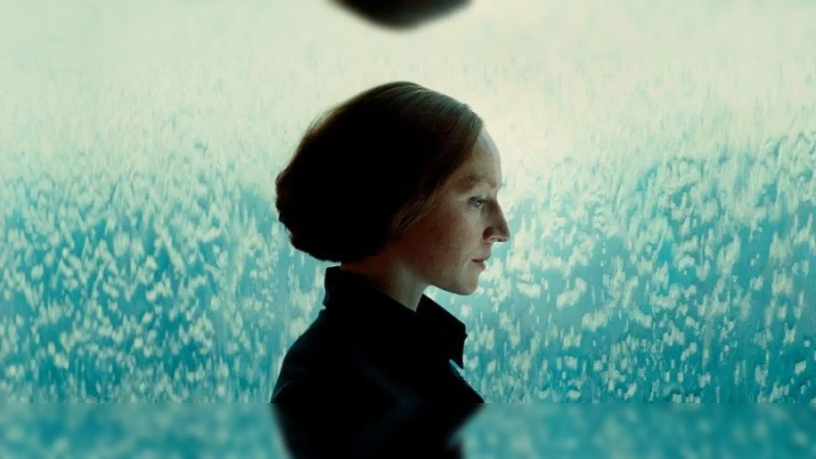 Weiße Lilien: Eine Frau unter ständiger Überwachung (Foto: pi)