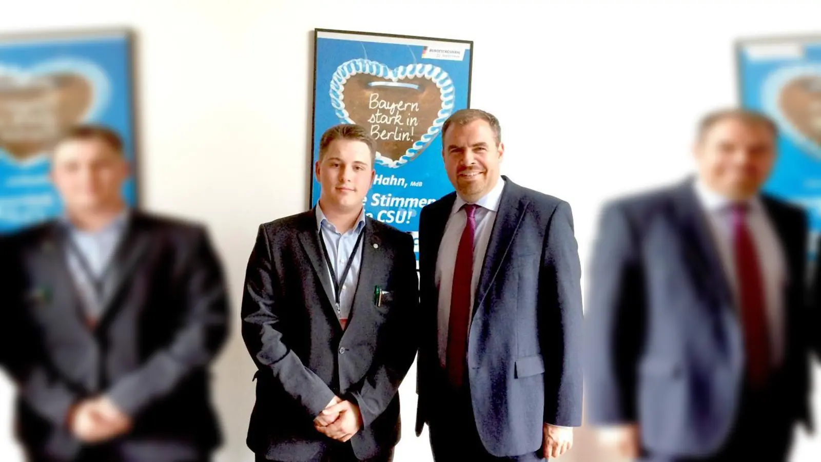 Abgeordneter Florian Hahn mit Marcel Killat in  seinem Berliner Büro.	 (Foto: S. Burgmaier)