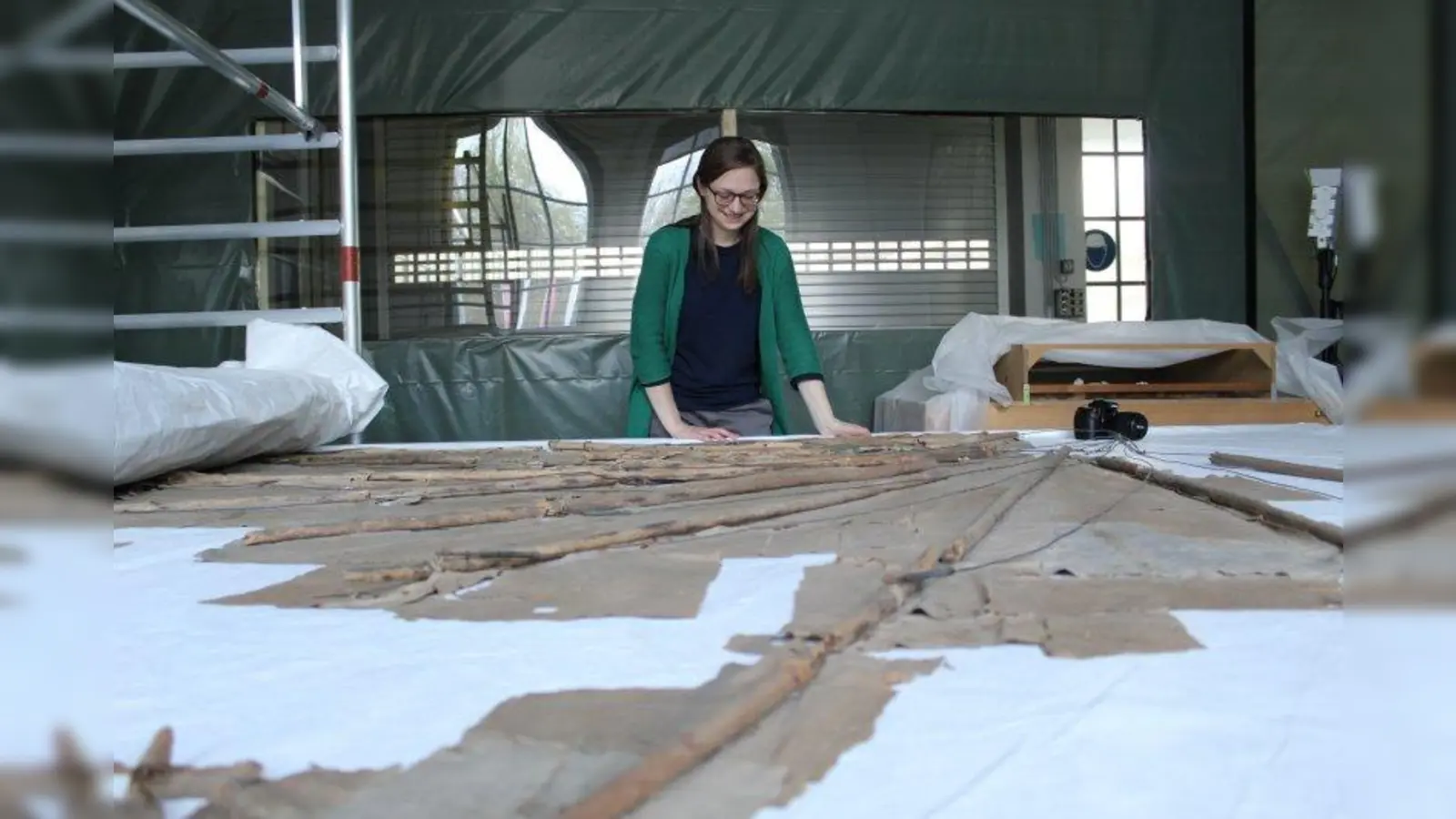 Restauratorin Charlotte Holzer mit ihrem großen Projekt: dem Lilienthalgleiter. (Foto: Deutsches Museum)