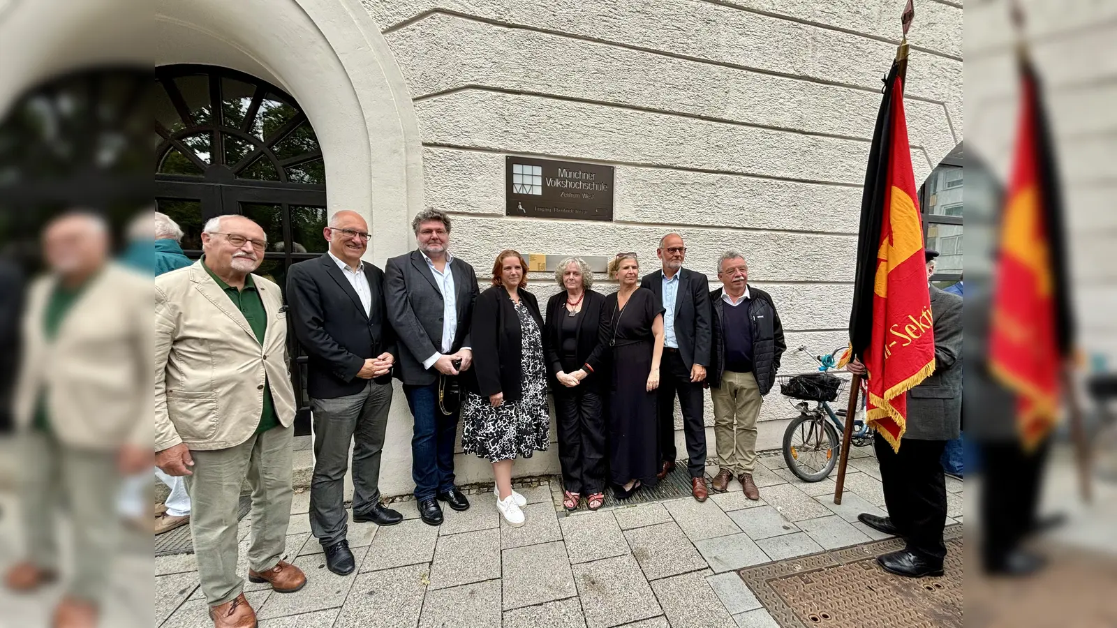 Feier zum Anbringen des Erinnerungszeichens für Hans Nimmerfall am alten Rathaus mit (von links) Bernhard Schoßig, Frieder Vogelsgesang, Angehörigen Nimmerfalls sowie Stadträtin Julia Schönfeld-Knor, Martin Ecker und Klaus Schultz. (Foto: Ulrike Seiffert)