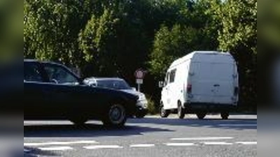 Da alle anderen Straßen für Linksabbieger von der Weltenburger Straße tabu sind, »verkürzen« viele über die Revaler Straße. Die Anwohner leiden.  (Foto: pa)