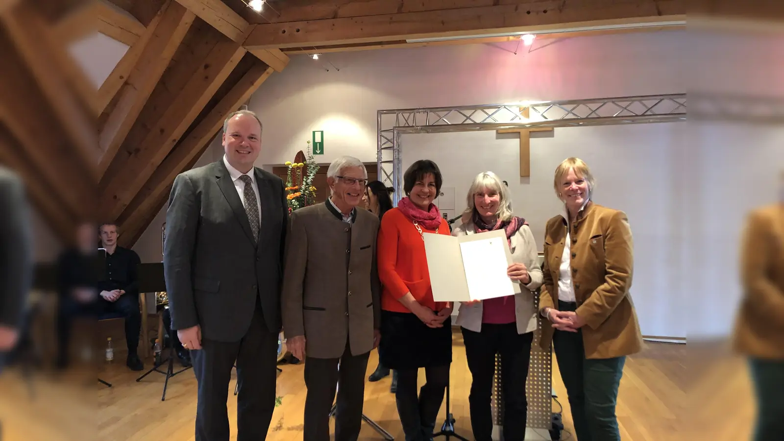 Landrat Christoph Göbel (l.) gratulierte Bürgermeisterin Ursula Mayer sowie Swantje Burmester, Elisabeth Oelschläger und Dr. Christoph Steidle (v.r.) zum Erhalt der Urkunde. (Foto: hw)