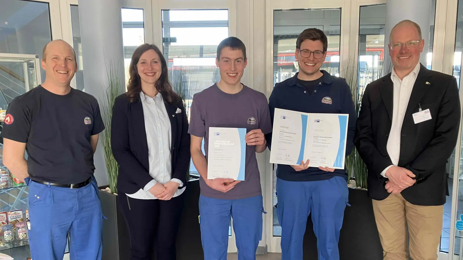 Freuten sich gemeinsam über die starke Leistung (von links): Stefan Jörg (Ausbildung Industriemechaniker Hochland), Cornelia Gaide (Bildungsberaterin der IHK-Geschäftsstelle Weilheim), Bayernbester Josef Götsch, Michael Rasch (Leiter Ausbildung Hochland Standort Schongau, Ausbilder Mechatroniker und Elektroniker) und Andreas Korn (IHK Weilheim). (Foto: Hochland)