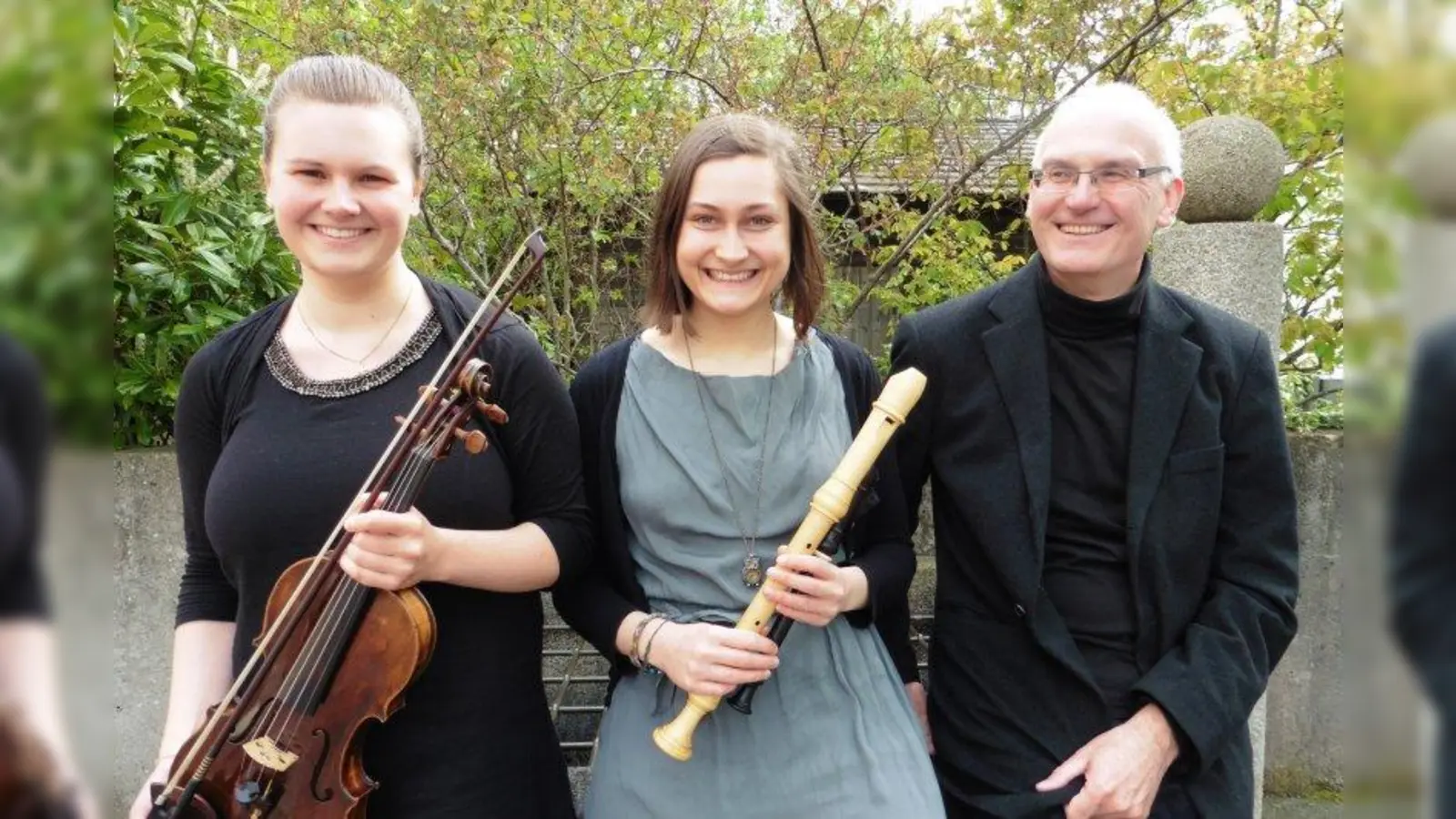 Regina Busl (l.) und Sophia Schambeck werden von Eduard Steinbügl am Cembalo begleitet. (Foto: pi)