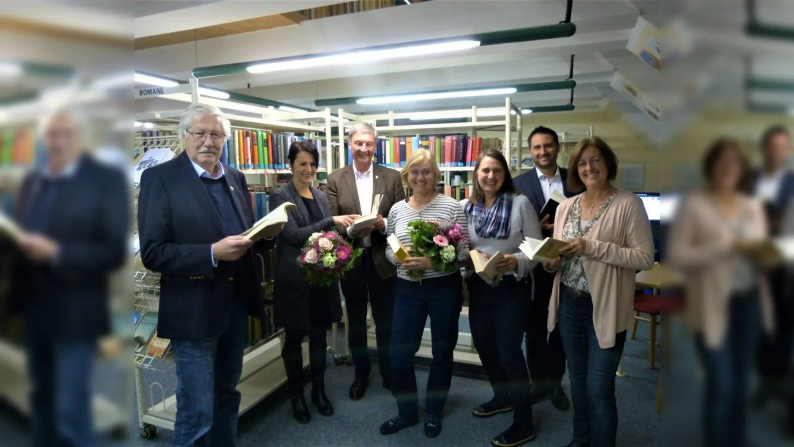 Bei der Verabschiedung von Ingrid Maus (Mitte): Hermann Dejako, Angela Pschorr, Frederik Röder, Jutta Grözinger, Benedik Friedinger und Heike Voss. Sie alle finden: „Bücher haben eine magische Anziehungskraft.“ (Foto: Gemeinde Alling)
