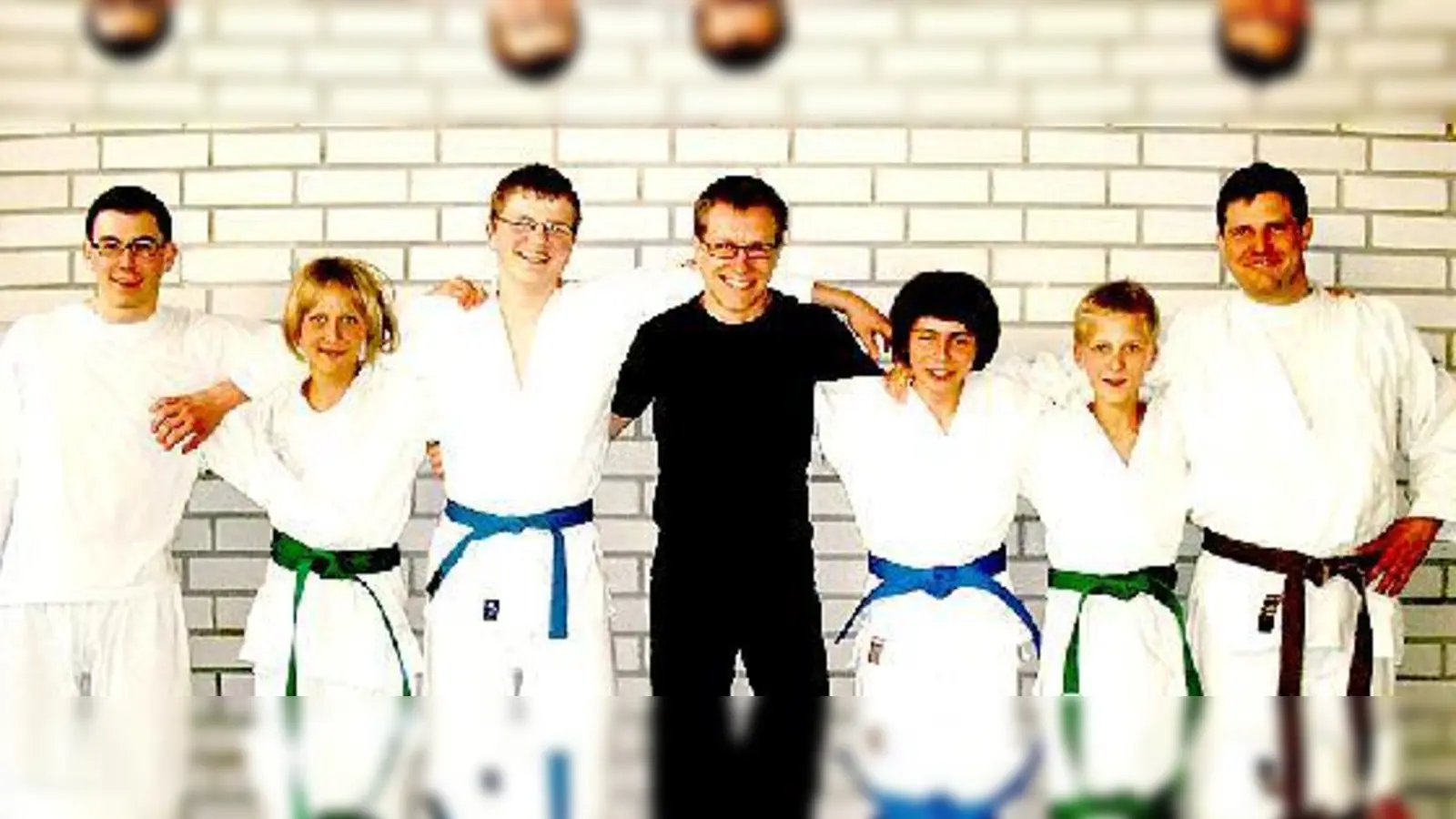 Trainer Marco Mühlhans war stolz auf alle seine Prüflinge, die nun die Gürtelfarbe wechseln.	 (Foto: VA)