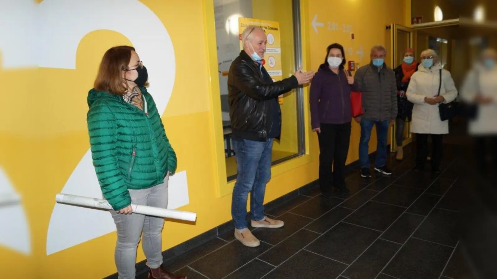 Von links: Die Planer Christine Müller und Peter Oppenheimer mit den Stadträten bei einer Baustellenführung. (Foto: pst)
