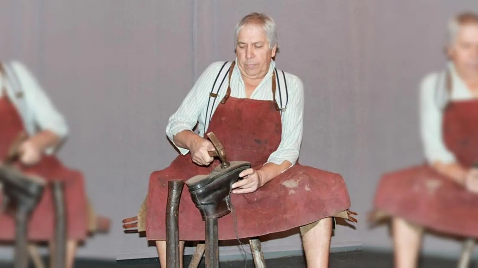 Erstes  (Foto: »Der arme Millionär«.	VA)