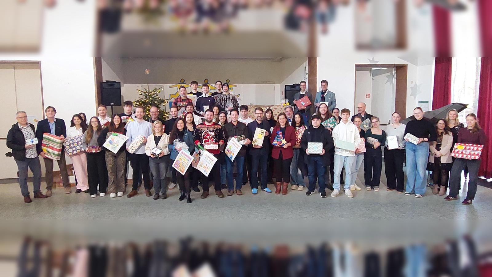 Berufssch-lerinnen-und-Berufssch-ler-beschenken-M-nchner-Waisenhaus