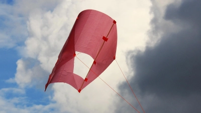Wenn der Wind mitspielt, tanzen Fluggeräte in allen Formen und Farben durch den Herbsthimmel. (Foto: A. Kapfhammer)