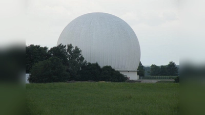 Ein Wahrzeichen Raisting: Das Radom, hier noch mit der alten Hülle, die ein Sturm zerstörte. (Foto: mka / Archiv)