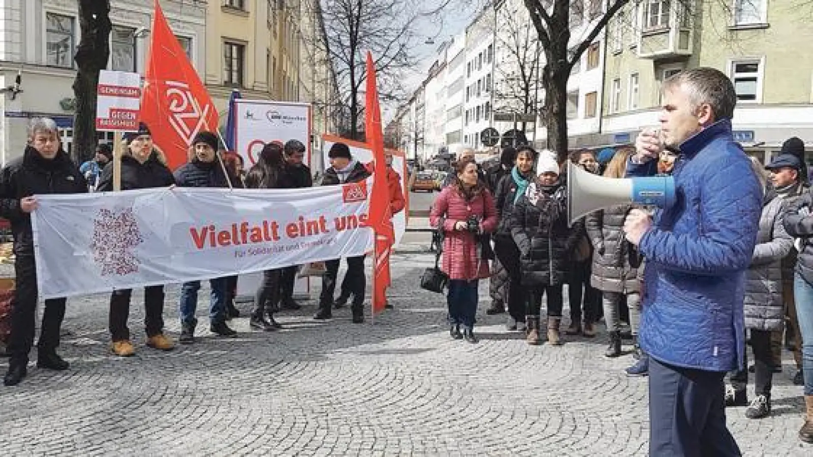 Mehr als 160 Teilnehmer demonstrierten kürzlich am Pariser Platz in Haidhausen lautstark gegen Rassismus und rechtes Gedankengut.	 (Foto: AWO München-Stadt)