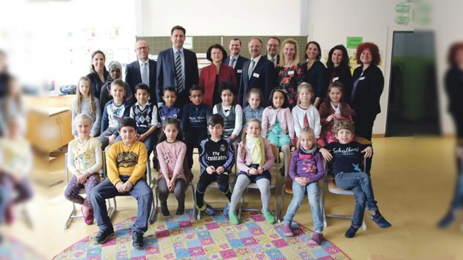 Bildungsstaatssekretär Georg Eisenreich (oben, 3.v.l.) mit Schülern und Lehrkräften der Grundschule, die am Schulversuch »Bilinguale Grundschule Französisch« teilnimmt.  (Foto: Bayr. Staatsministerium für Bildung und Kultus, Wissenschaft und Kunst)