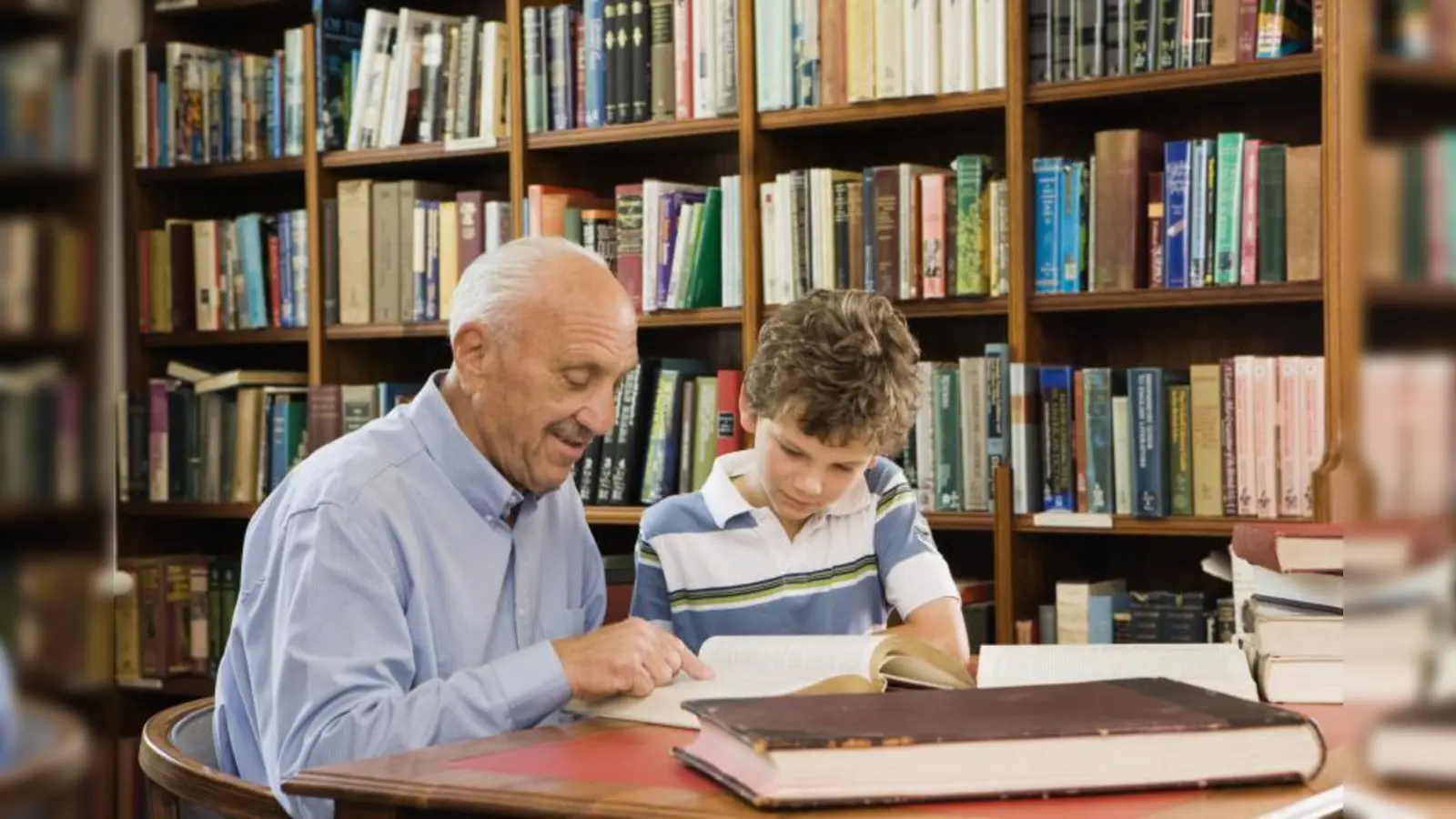 Die „brotZeit”-Senioren helfen Kindern auch bei den Hausaufgaben (Foto: photos.com)