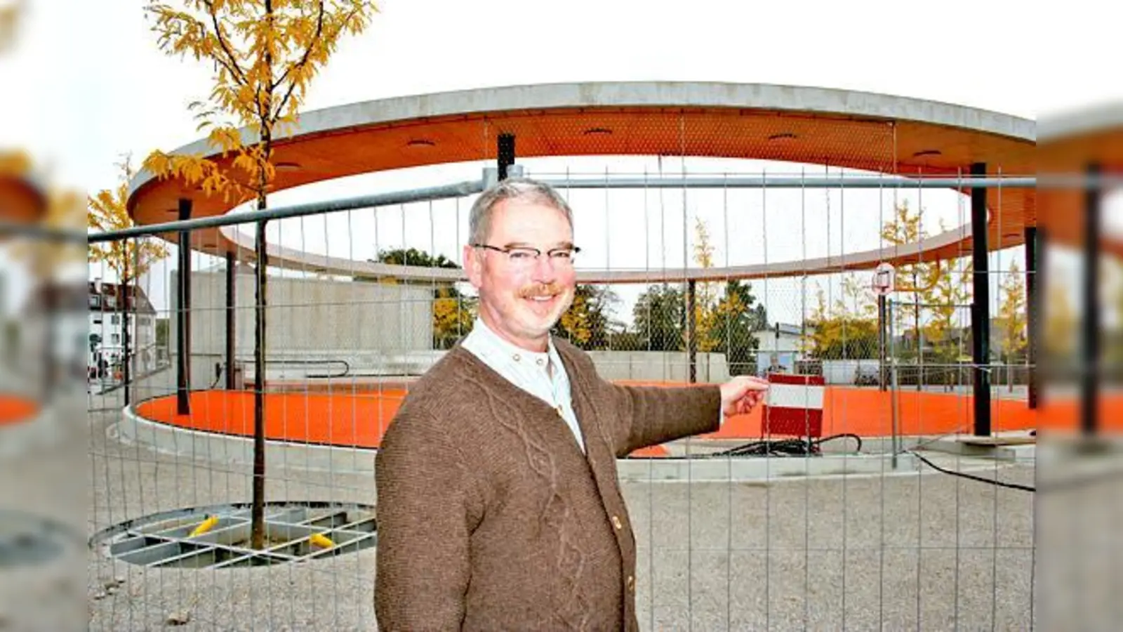 Die Wiederherstellung des Memminger Platzes läuft auf Hochtouren. Die Chill-Out-Insel für die Jugendlichen mit ihrem orangefarbenen Belag ist fast fertig. Dem Moosacher Stadtrat Alexander Reissl gefällt der Platz sehr gut.	 (Foto: ws)