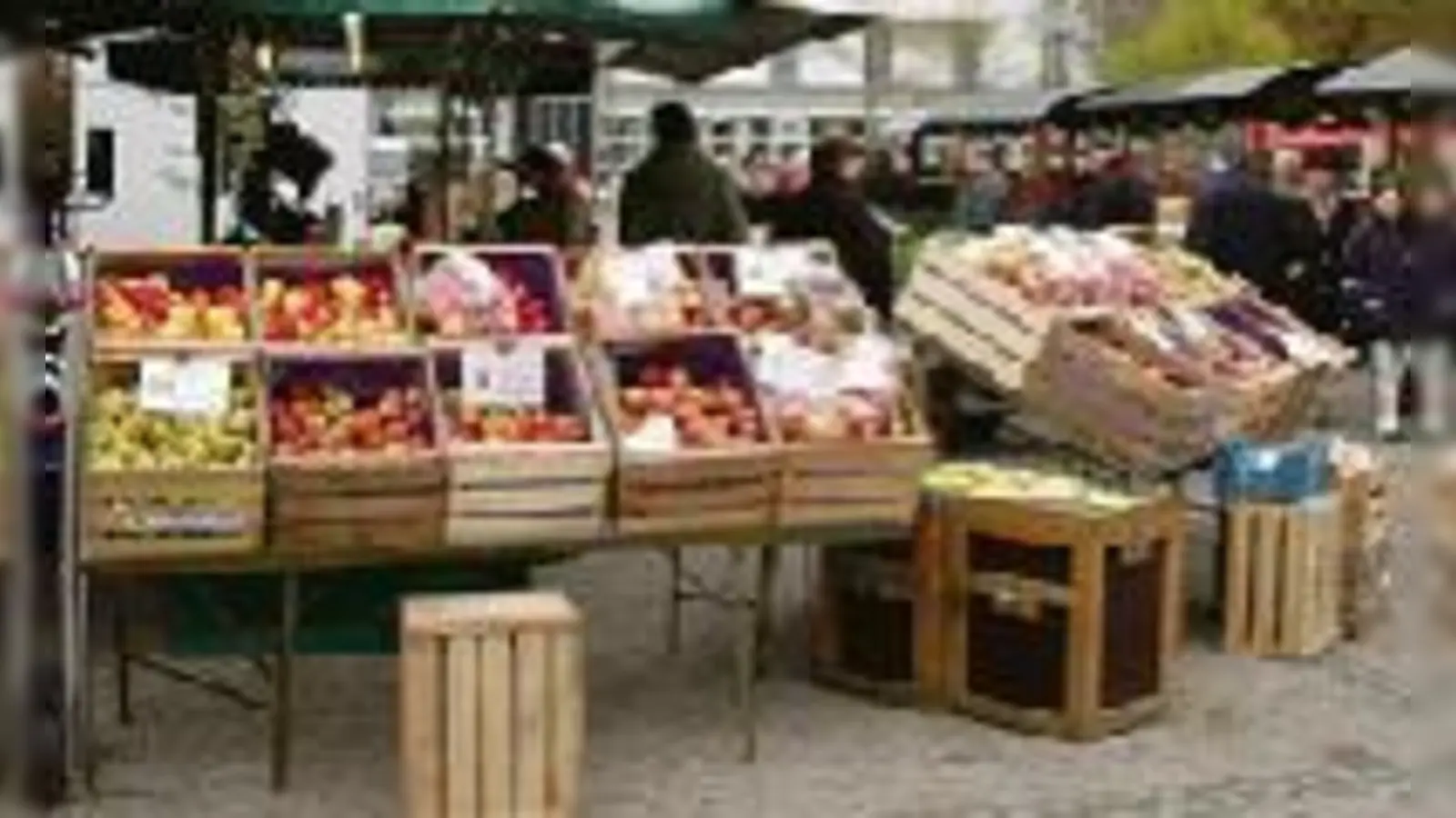 Bei herrlichem Wetter zog es viele Echinger auf den Viktualienmarkt.	 (Foto: ba)