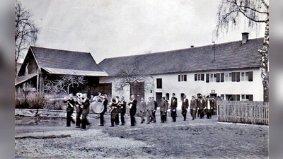 Haus 14 - Schmiedchristl: Auf dem Foto sieht man eine Prozession anlässlich einer Hochzeit (Foto: Drexler)