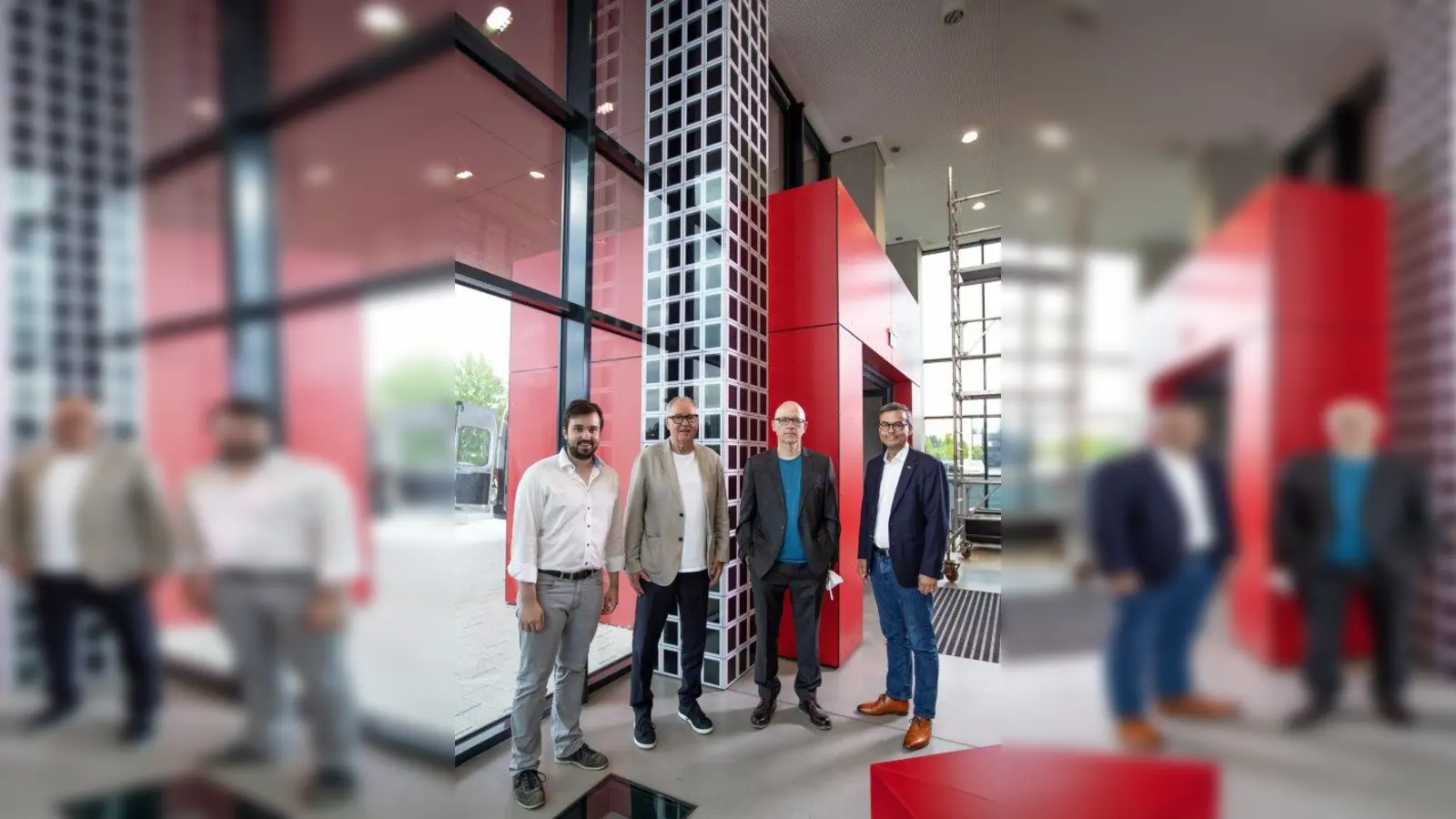 Sie stellten die Installation vor (von links): Dr. Gerald Derondeau (Leitung Immobilien, deltapro Immobilien GmbH), Galerist Walter Storms, Künstler Roland Fischer und Alexander Reichhart (Geschäftsführer deltapro Immobilien GmbH). (Foto: D. Staub / deltapro)