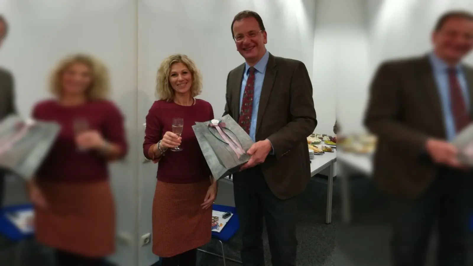 Dank für hohes Engagement in Sachen Erwachsenenbildung. Germerings Oberbürgermeister Andreas Haas gratulierte vhs-Geschäftsführerin Evi Seidel zum Jubiläum. (Foto: vhs Germering)
