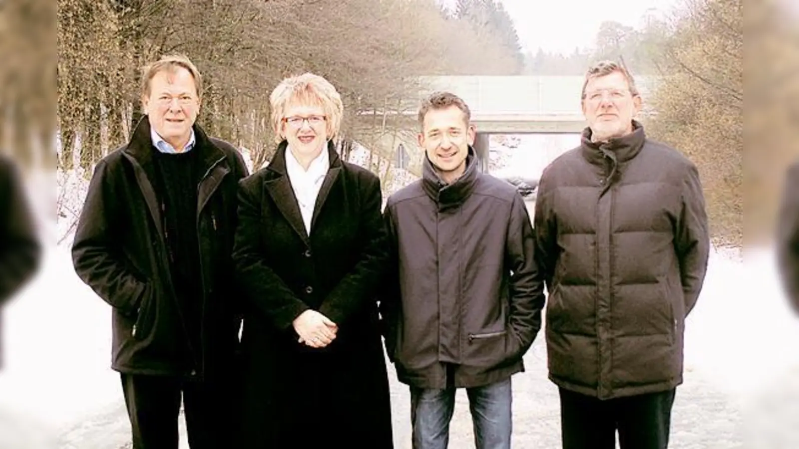 Kämpfen für den Erhalt der Lärmschutzwand an der A995 (v. l.): Peter Stinglwagner, Elisabeth Deindörfer, Christian Weiß und Andreas Gescher.   (Foto: H. Woschee)