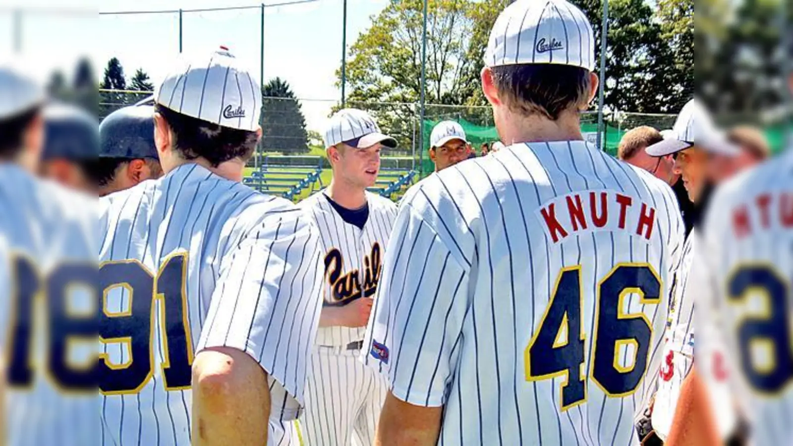 Trainer Steve Walker (Mitte) gibt der Mannschaft ­seine Anweisungen.	 (Foto: VA)