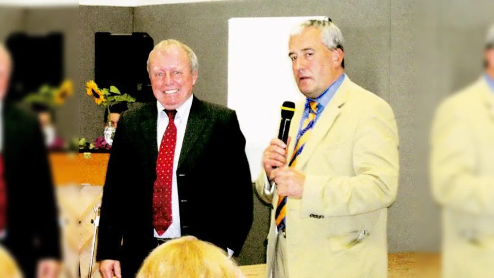 Da staunte Rektor Franz Scheiblhuber (l.) nicht schlecht, als ihn Kultusminister Ludwig Spaen­le in den Ruhestand verabschiedete.	 (Foto: Schule)