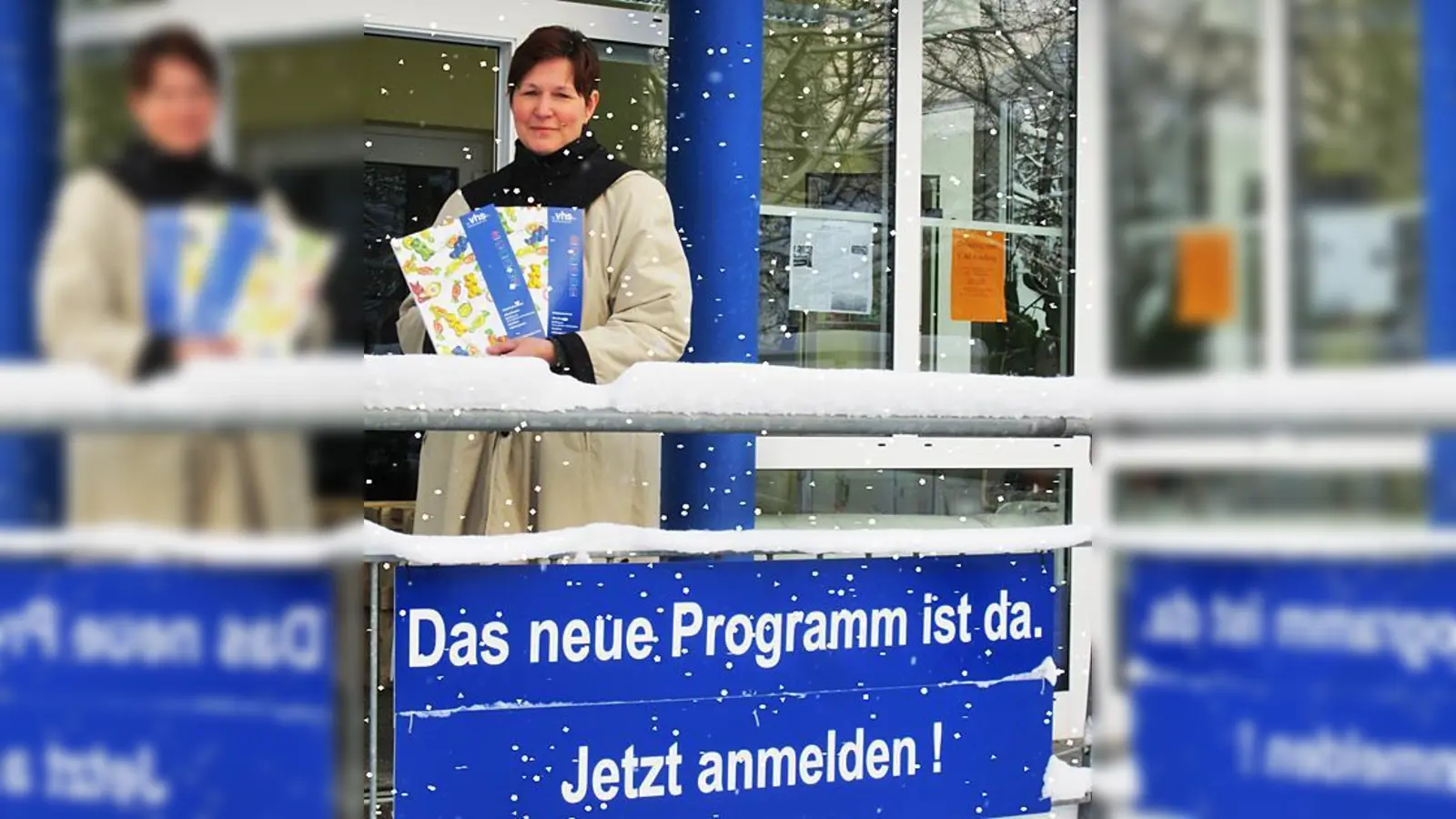 Das frischgedruckte Programmheft, das Leiterin Birgit Gorres hier in Händen hält, bietet schon jetzt eine große Auswahl zum Stöbern.	 (Foto: VA)