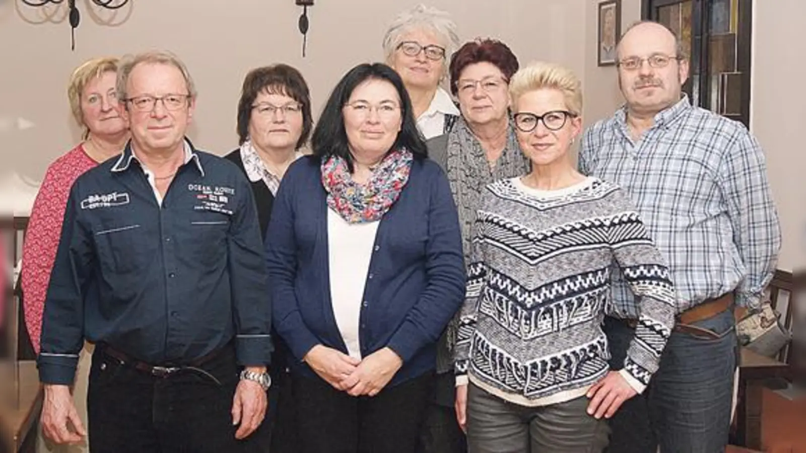 Der Vorstand: Johann Bachmaier, Johanna Seitz, Sabine Hirt; hinten v. l. Hildegard Fröhlich, Angelika Huber, Annemarie Ziller, Karin Bachmaier und Anton Huber.  	 (Foto: Verein)