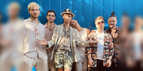 Die Widersacher aller Liedermacher machen Musik wie aus einem Paralleluniversum: irgendwo zwischen psychedelischem Kautabak-Blues, verschrobenem Chanson und groovender Dada-Poesie. Sie spielen am Freitag, 12. Juni (um 19.30 Uhr im Zirkuszelt im Neuhofener Park). (Foto: Doris Hofmann)