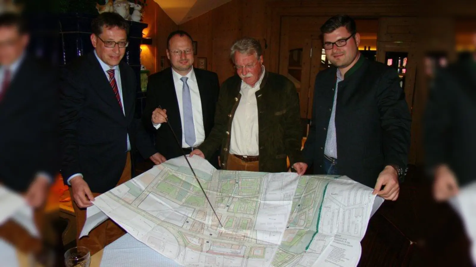 Kritik an der bisherigen Verkehrsplanung übten v.li.: Hans-Peter Hoh, Johann Sauerer, Otmar Bernhard und Sebastian Kriesel. (Foto: pst)