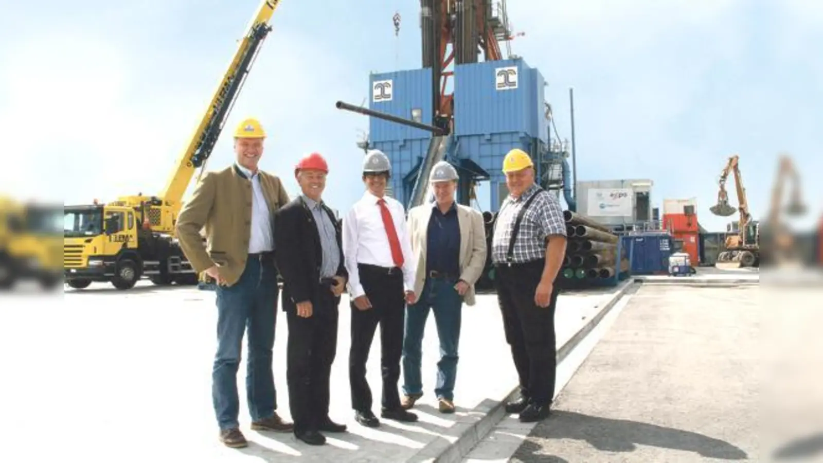 Freuen sich über den Geothermie-Vertrag (v. l.): Bürgermeister Stefan Schelle, Thomas Hümmer, Geschäftsführer der Gemeindewerke, Curd Bems und die stellvertretenden Bürgermeister Johannes Ertl und Florian Schelle.	 (Foto: hol)