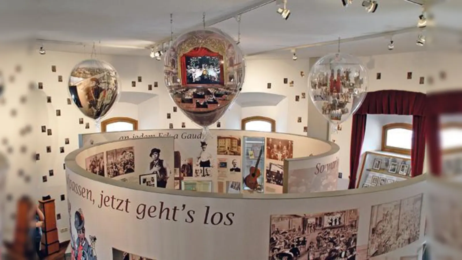 Museumsleiterin Sabine Rinberger (kleines Bild) hat sich dafür eingesetzt, dass das Valentin-Karlstadt-Musäum ein städtischer Betrieb wird.	 (Fotos: Valentin-Karlstadt-Musäum)