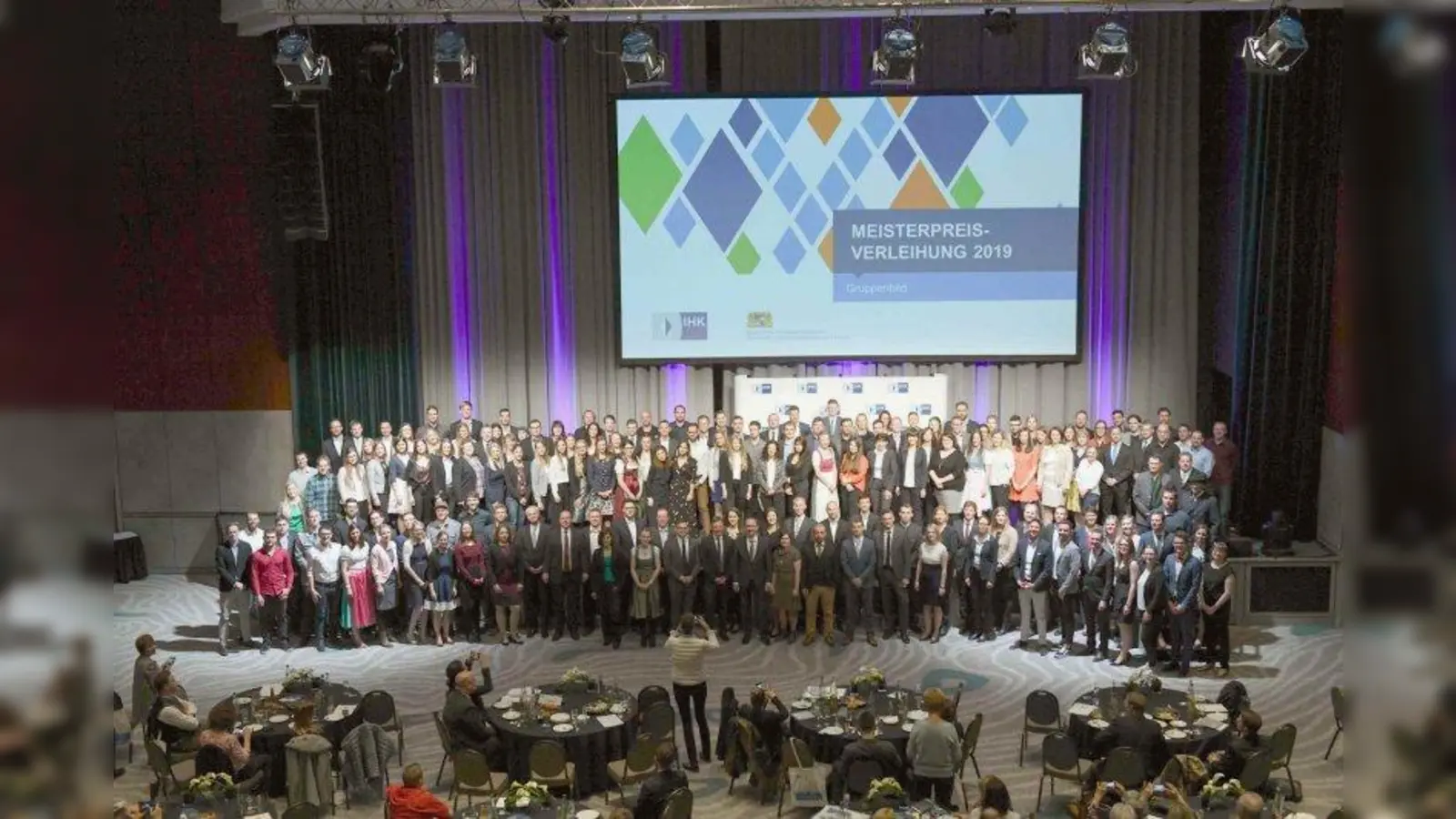 Die oberbayerischen Jahrgangsbesten mit Wirtschaftsminister Hubert <br>Aiwanger. (Foto: Andreas Gebert/ IHK München und Oberbayern)