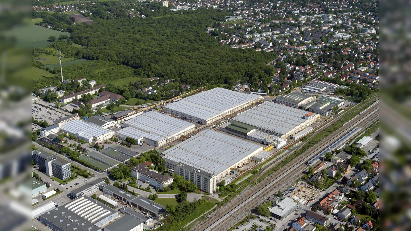 Ein Mammutprojekt: KraussMaffei plant sein Hauptwerk und Firmenzentrale von München-Allach (Foto) ab 2022 komplett nach Parsdorf zu verlegen. (Foto: KraussMaffei Gruppe)