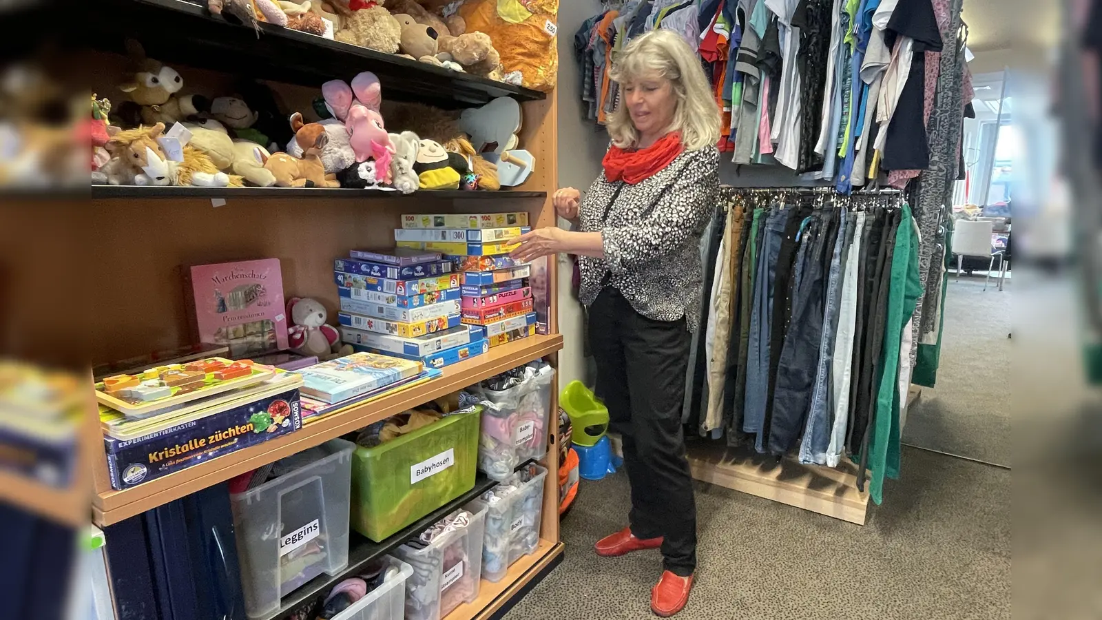 Vom Ehrenamt zur Festanstellung: Lisa Linne koordiniert den SOS-Secondhand-Verkauf in der Limesstraße 81.  (Foto: pst)