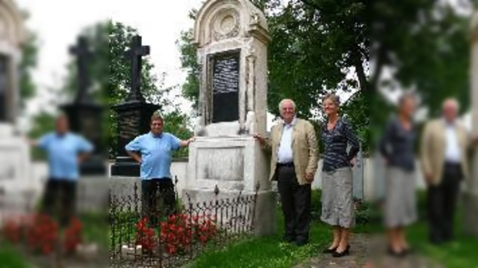 Das »Fletzinger-Grab« vor der Restaurierung (links) und danach (rechts). Pfarrer Martin Cambensy, Udo Reiner und Cornelia Scheuerer sind sichtlich stolz auf das neue Erscheinungsbild.	 (Foto: Privat / wei)