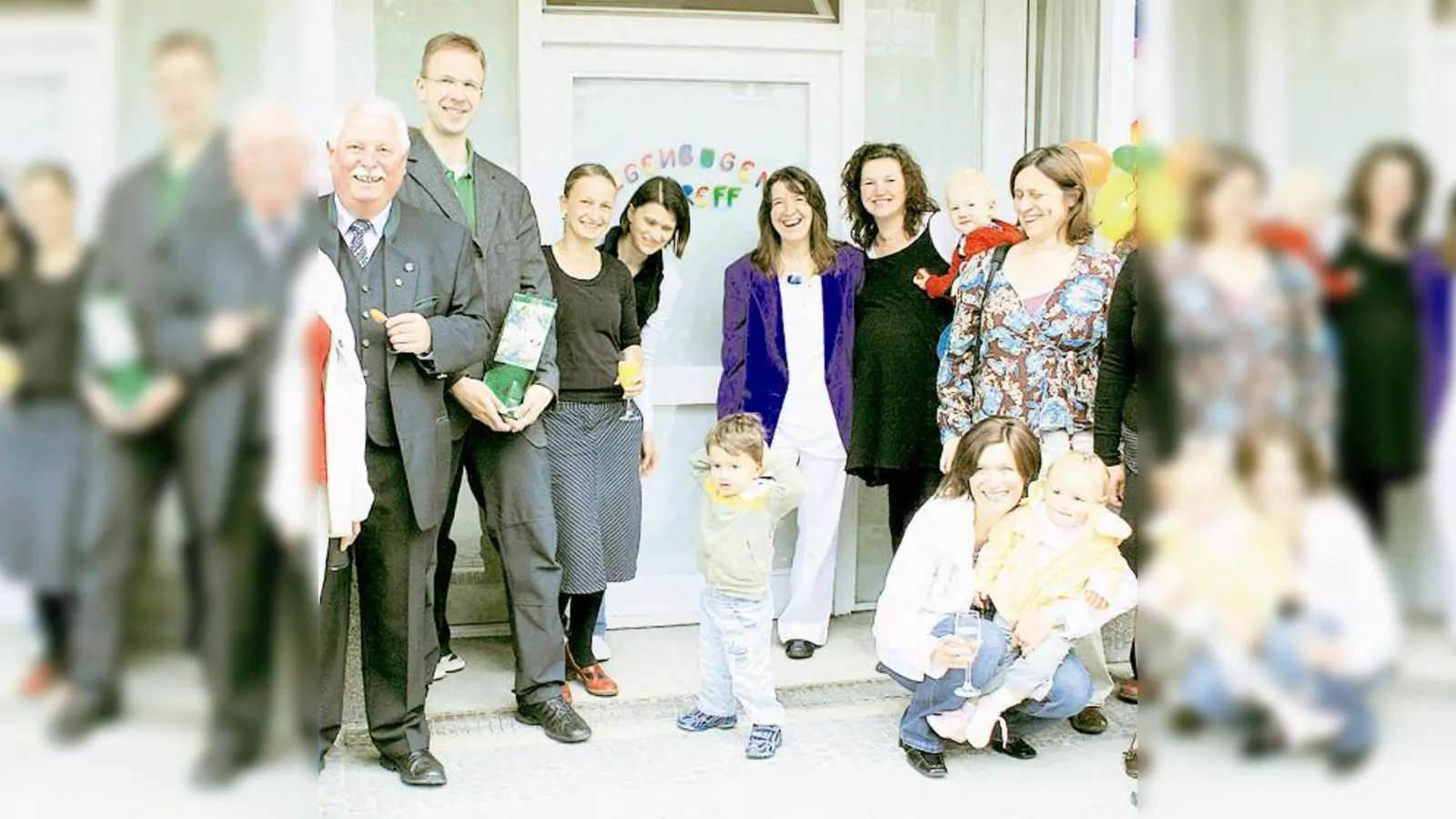 Freudestrahlend wurde der Regenbogentreff von Familien sowie&nbsp;von Bezirksrat&nbsp;Anton Spitlbauer und Dr. Michael Balk (v. li.) von der Gesamtleitung in Betrieb genommen.&nbsp;	 (Foto: Hirt)