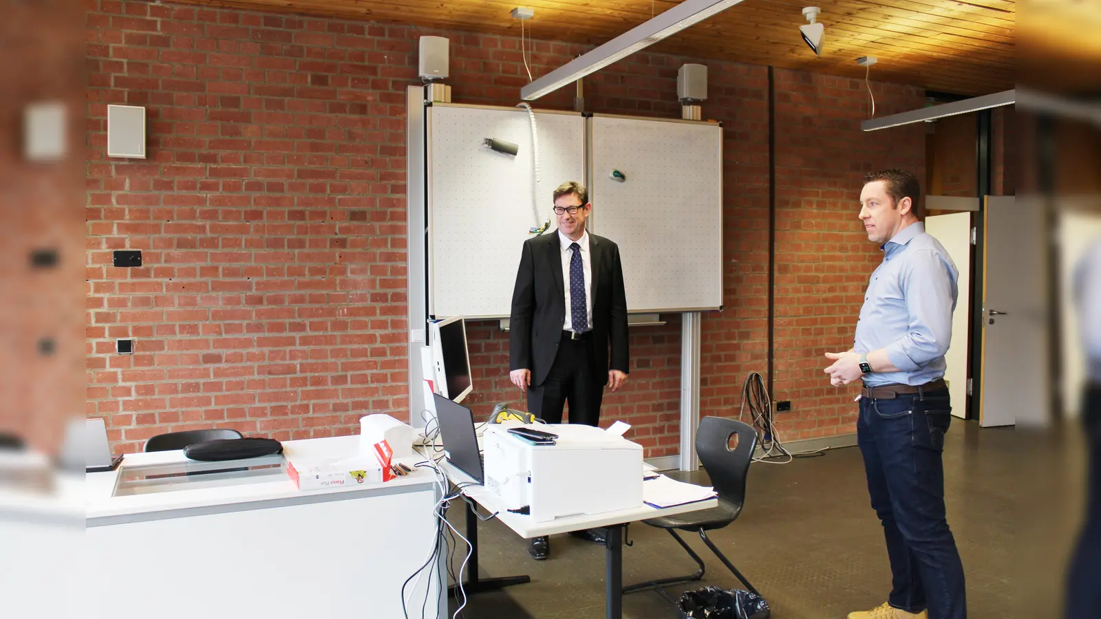 Landrat Martin Bayerstorfer mit dem Leiter der Screeningstelle Dorfen, David Whitney. (Foto: LRA Erding)