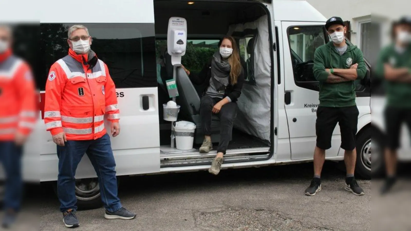 Hinter „Wir helfen Aubing“ stehen das BRK Aubing, der Burschenverein sowie der Aubinger Madlverein. Stellvertretend für die vielen helfenden Hände (von links): Bereitschaftsleiter Roland Ahl, 1. Vorstand des Aubinger Madlvereins Michaela Oberhauser und 1. Vorstand Matthias Stanner vom Burschenverein vor dem umgebauten Fahrzeug, das für die Arztfahrten benutzt wurde. (Foto: BRK Aubing/ Roider)