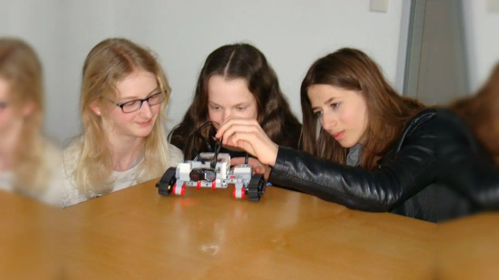 Helena Dreßler, Verena Gauchel und Lea Lange (von links) mit dem Lego Mindstorms Roboter. (Foto: pst)
