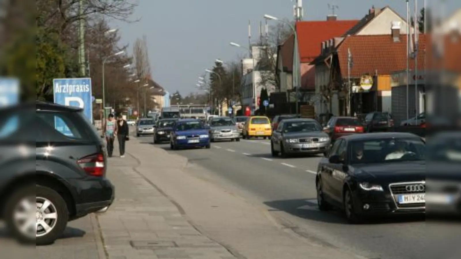 „Zehn Autos sehen und nur zwei hören“ – laut Landratsamt für Umwelt verspricht der offenporige Asphalt enorme Verbesserungen der Lebensqualität für Anwohner. Für die stark befahrene Obermenzinger Verdistraße wäre dies ein paradiesischer Zustand. (Foto: US)
