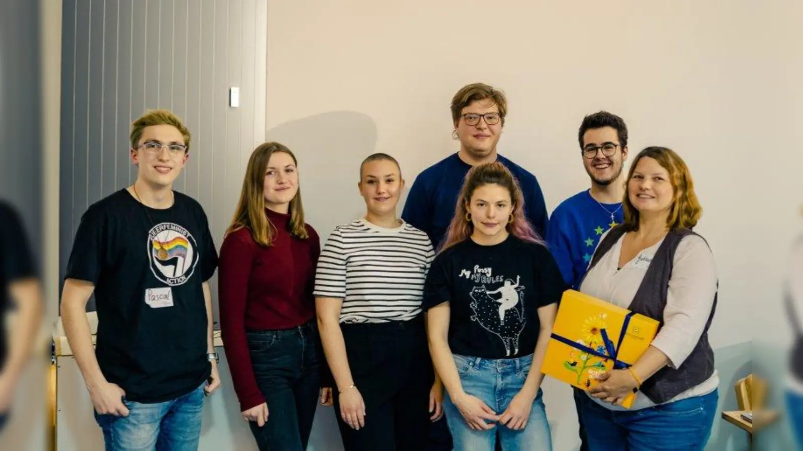 Die Vorsitzende der Münchner Grünen begrüßt den neuen Jugendvorstand (v. l.):<br>Pascal Dinter (Beisitzer), Paula Högl (Beisitzerin), Janne Klein (politische Geschäftsführerin),  Ludwig Felder (Sprecher), Johanna Fehrle (Sprecherin), Benjamin Maier  (Schatzmeister), Gudrun Lux (Vorsitzende der Münchner Grünen) (Foto: Elias Keilhauer /Grüne Jugend München)