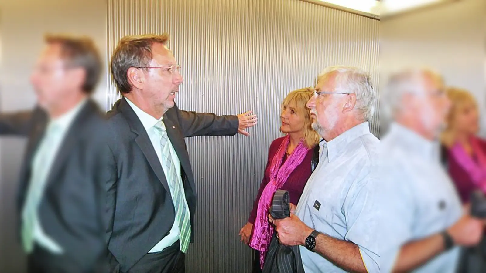 Heiko Hamann begutachtet zusammen mit Gabriele Müller und Helmut Dworzak die Bauweise der Edelstahlpaneele.	 (Foto: ikb)