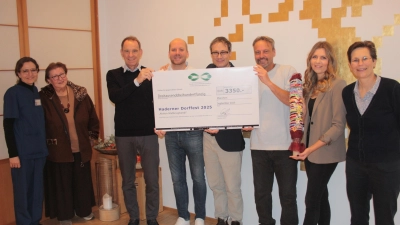 Spendenübergabe im „Raum der Stille” (von links): Ricarda Scheiner und Andrea Bayerlein (beide Palliativklinik), Thomas Barth (Förderverein), Florian Gilch, Oberarzt Prof. Berend Feddersen, Bernd Gilch, Sandra Dosch und Prof. Claudia Bausewein (Klinikdirektorin). (Foto: job)