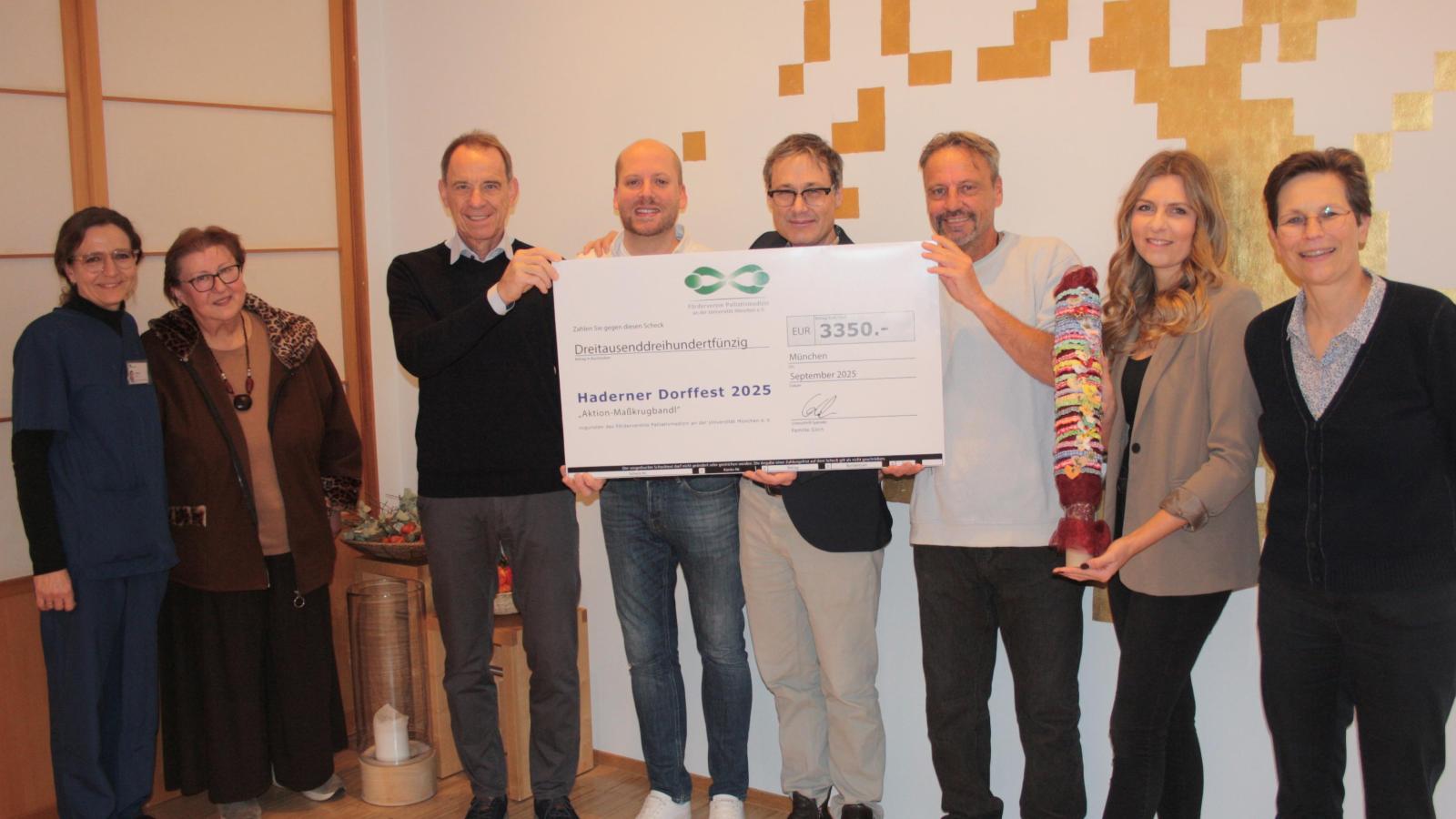 3-350-Euro-vom-Haderner-Dorffest-an-die-Palliativstation-berreicht