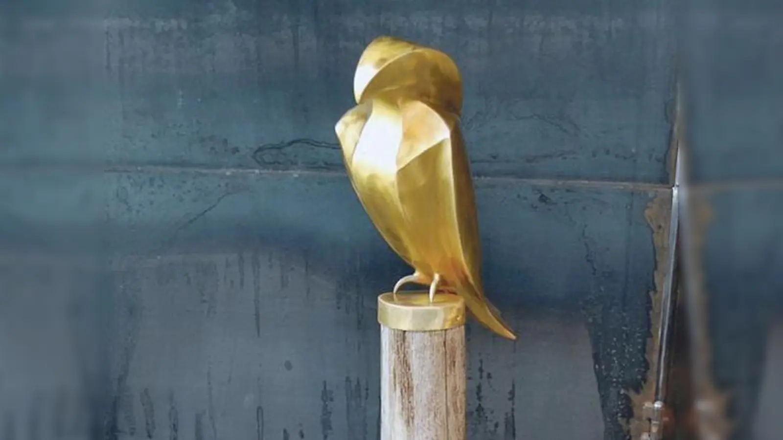 »Der ruhende Jäger«: Diese Messingskulptur wurde am Schwabinger Weihnachtsmarkt gestohlen. (Foto: Polizei)