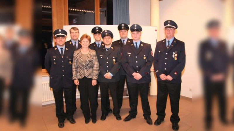 Auszeichnungen auf der Jahresversammlung: Kreisbrandrat Josef Vielhuber (2.v.l.) Bürgermeisterin Annemarie Detsch (3.v.l.) und Vorstandsvorsitzender Reinbold Scharf (rechts) ehrten die verdienten Feuerwehrmänner Andreas Heizer, Simon Umseher, Krunoslav Becurin, Bernd Eierle und Tobias Kellner (v.l.). (Foto: US)