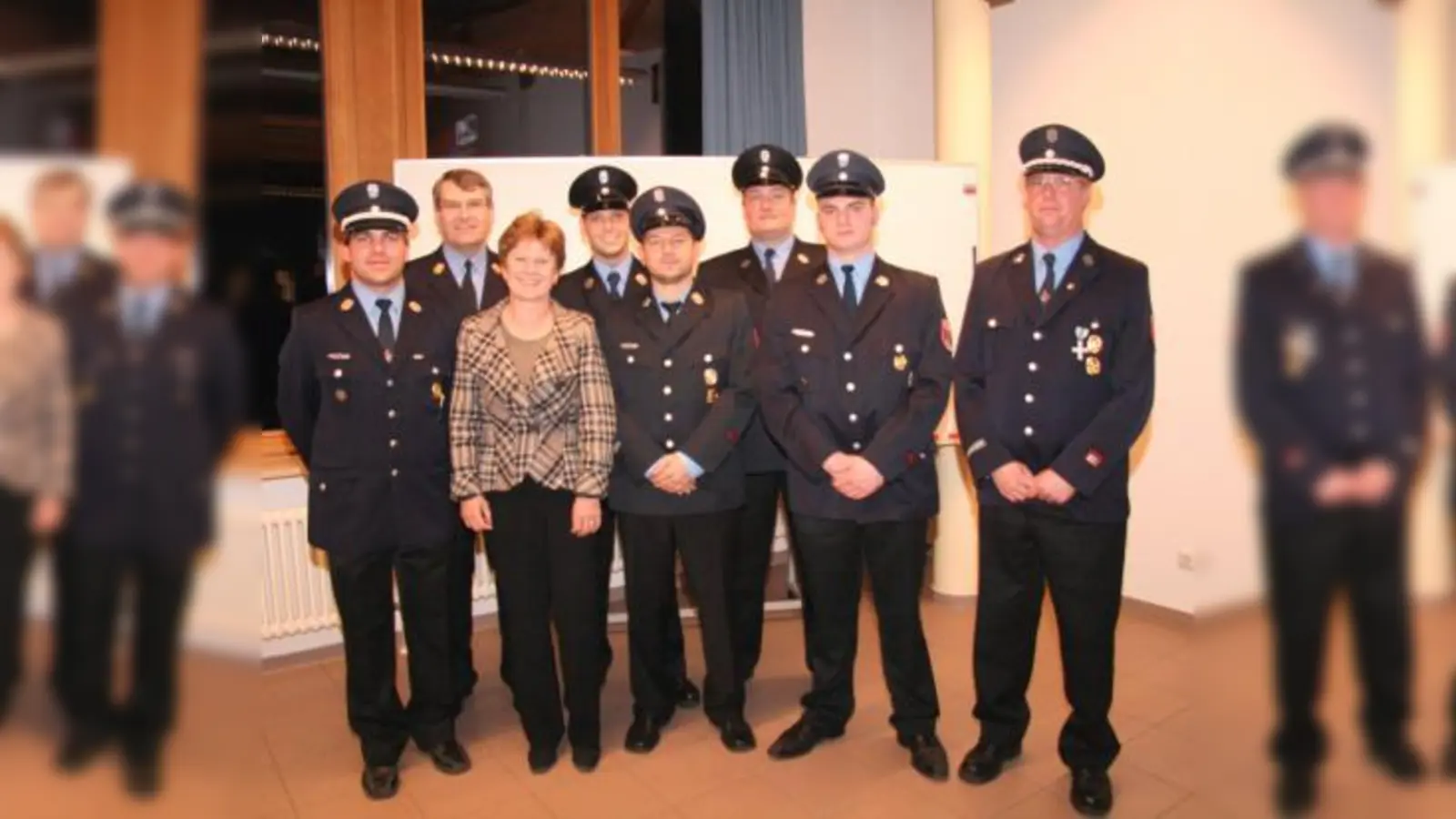 Auszeichnungen auf der Jahresversammlung: Kreisbrandrat Josef Vielhuber (2.v.l.) Bürgermeisterin Annemarie Detsch (3.v.l.) und Vorstandsvorsitzender Reinbold Scharf (rechts) ehrten die verdienten Feuerwehrmänner Andreas Heizer, Simon Umseher, Krunoslav Becurin, Bernd Eierle und Tobias Kellner (v.l.). (Foto: US)